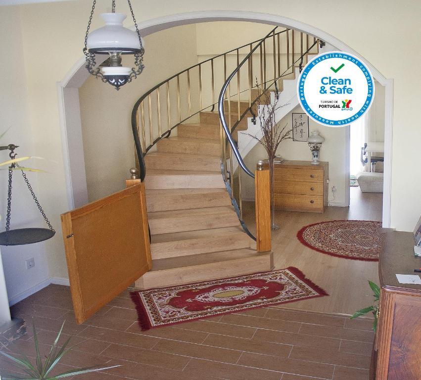 波尔图布尔戈之家度假屋的客厅里螺旋楼梯,有地毯