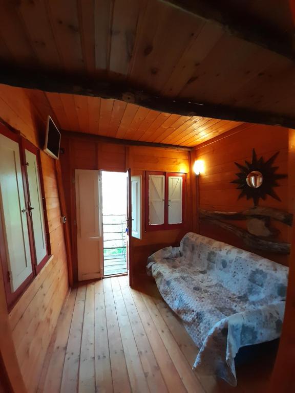 Sesto CampanoAgriturismo Monte Cesima的木制客房内的一间卧室,配有一张床