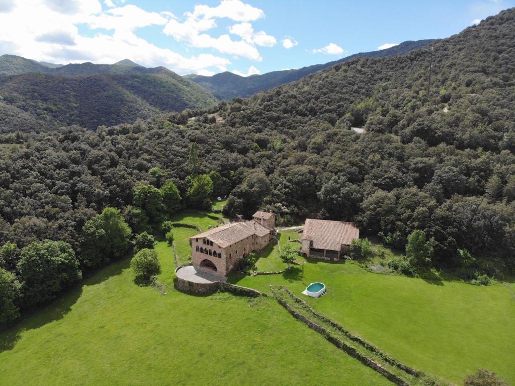 Vall de BianyaCasa Rural El Callís的地心房屋的空中景观