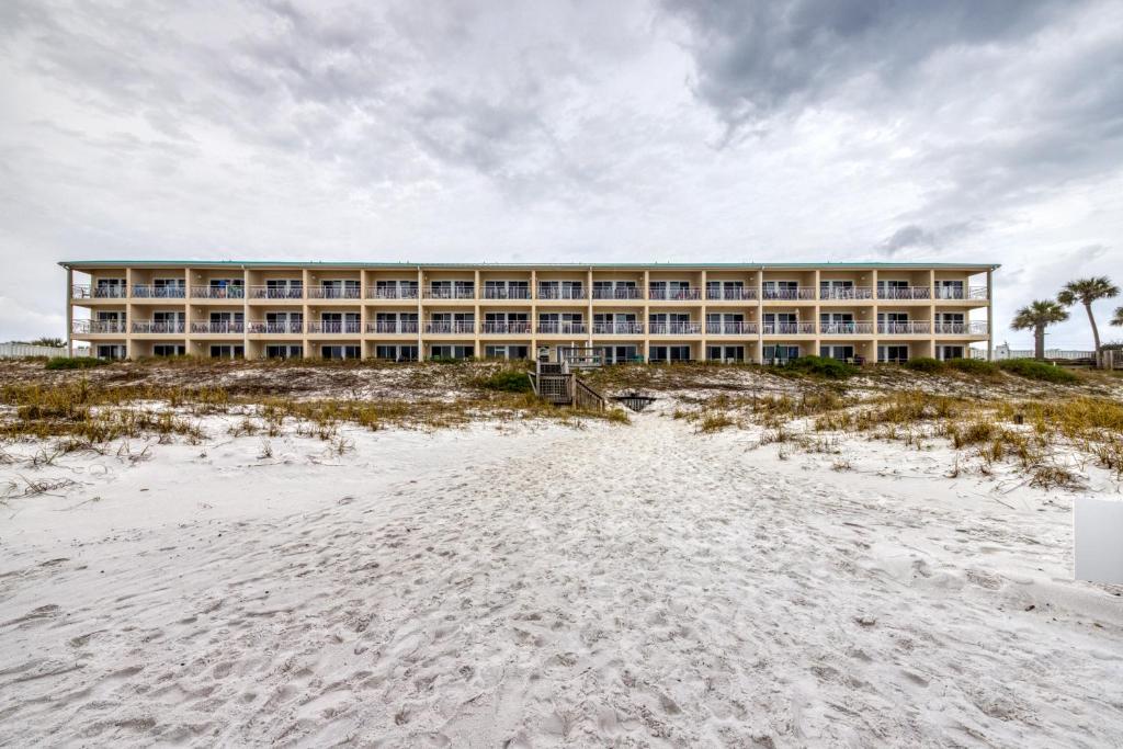 德斯坦Crystal Sands Condominiums的海滩上的酒店,前面有沙滩