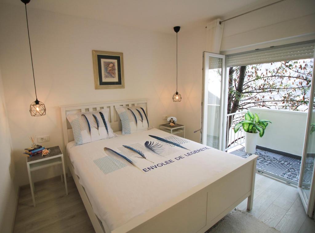 扎达尔Viva Zadar的一间带白色床的卧室和一个阳台