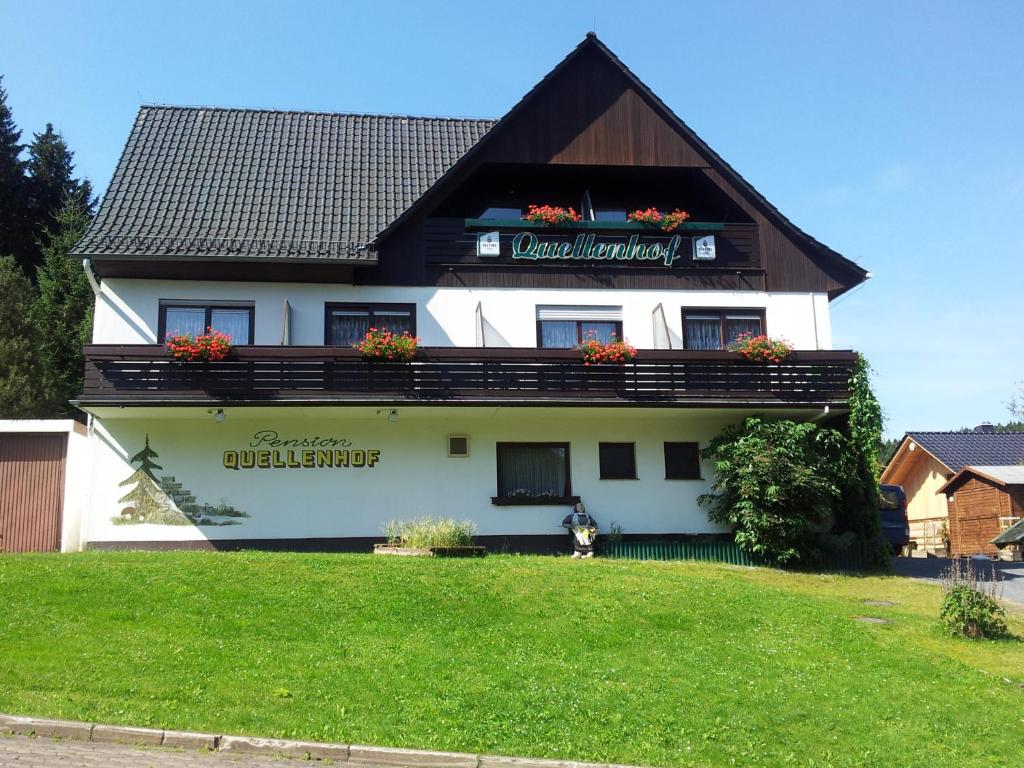 阿尔特瑙格伦霍夫阿尔特瑙酒店的白色的房子,有黑色的屋顶和绿色的院子