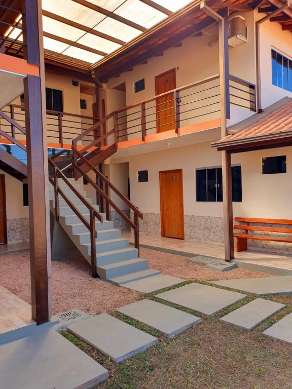 戈亚斯州上帕莱索Pousada Capim Dourado的享有大楼外的楼梯景致