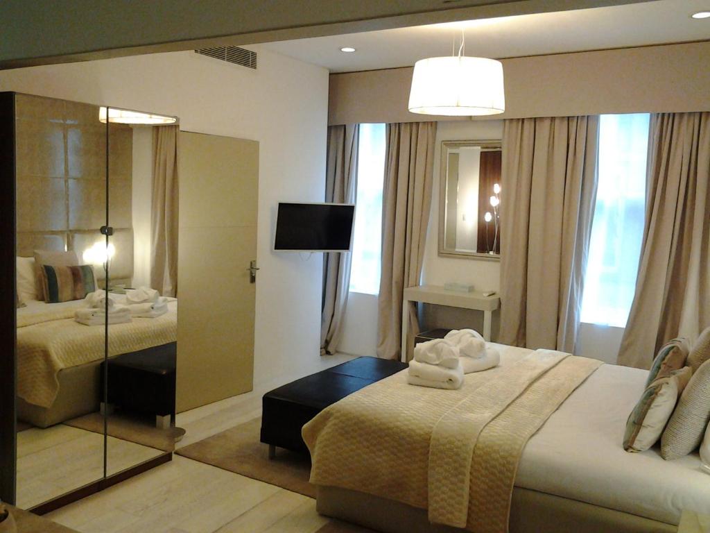 伦敦Room Home Stay的酒店客房,设有两张床和镜子