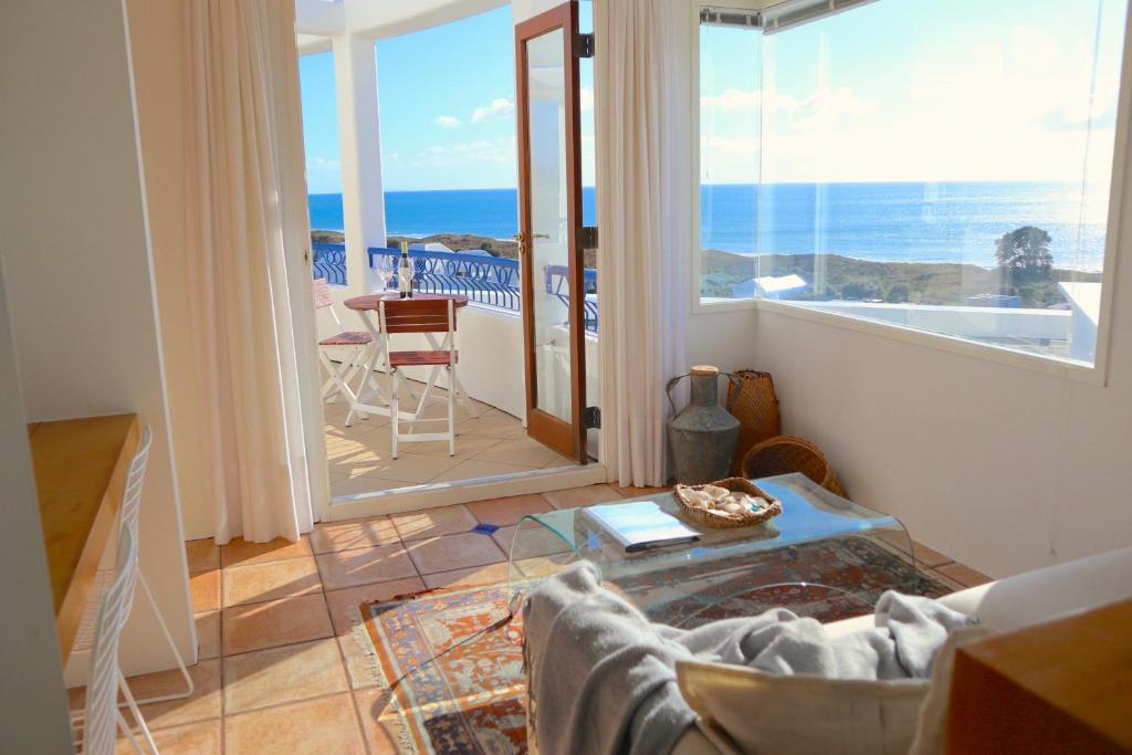 BowentownNaxos - Med style castle, ocean views from every room!的客厅设有海景阳台。