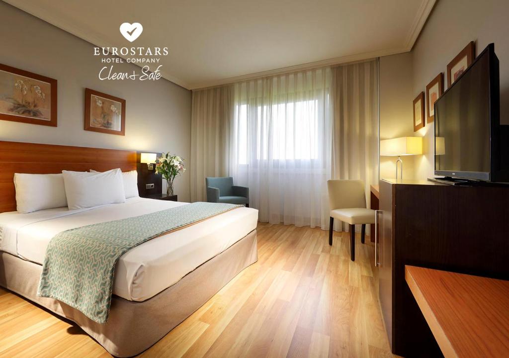 赫塔费埃克赫塔菲酒店的配有一张床和一台平面电视的酒店客房