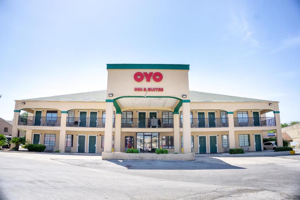 圣安东尼奥OYO Inn & Suites Medical Center San Antonio的前方有 ⁇ 号的建筑