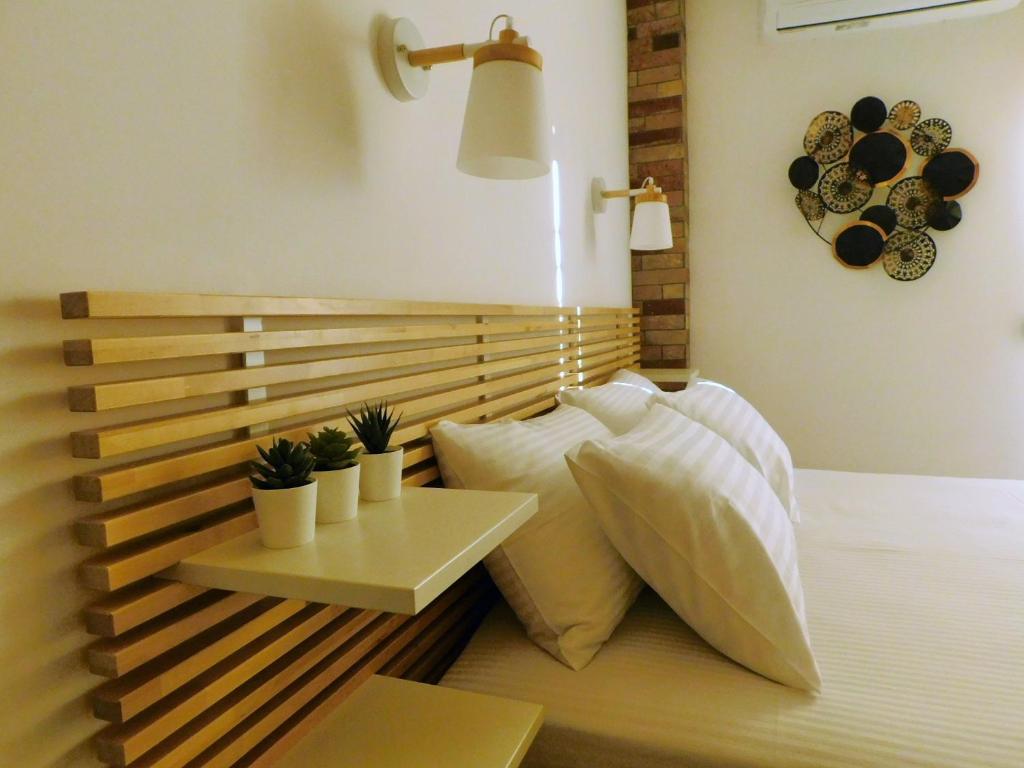科莫蒂尼Brand New Studio 3的一间卧室配有一张带桌子和枕头的床。
