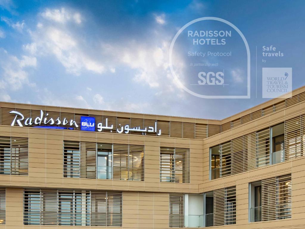 利雅德Radisson Blu Hotel & Residence, Riyadh Diplomatic Quarter的一座建筑,上面有读过雷森酒店60个禁用标志