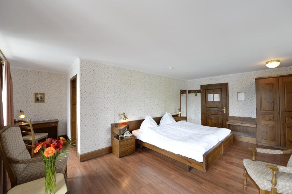 施泰因莱茵岩古堡酒店的一间卧室设有一张床和一间客厅。
