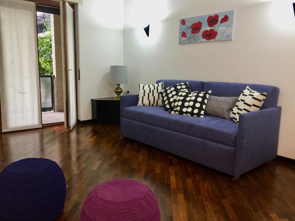 米兰SAY YES MILANO CITY LIFE的客厅配有蓝色沙发及枕头