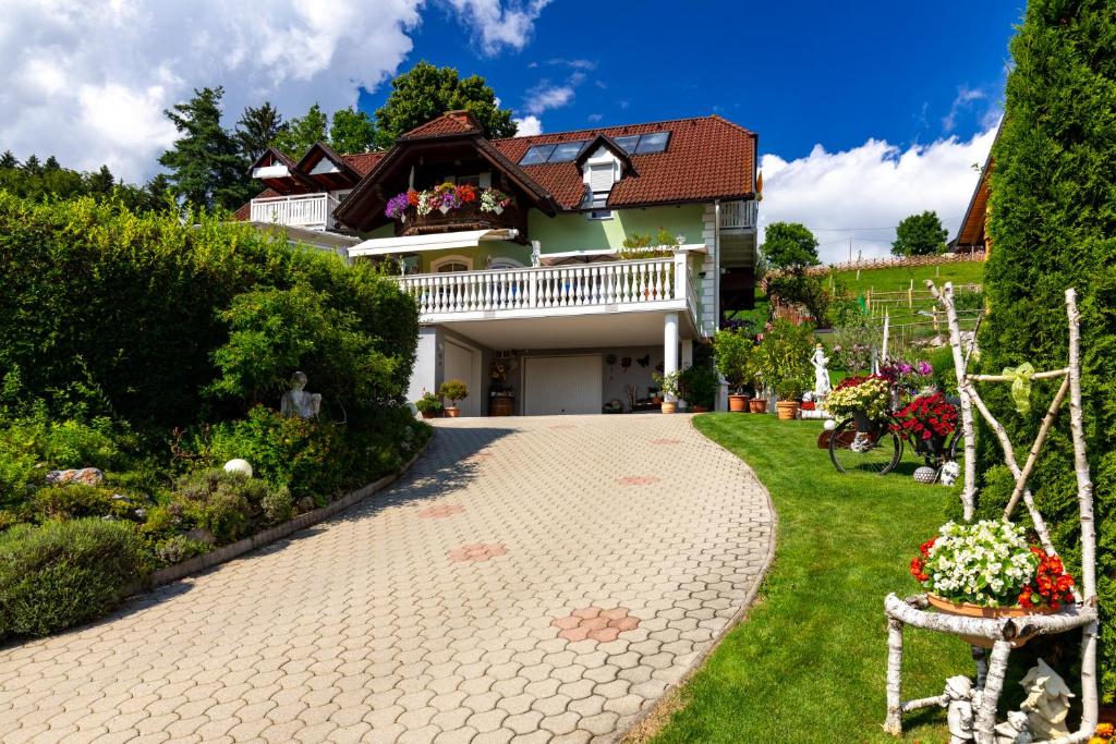 Semriach戈施外特尔之家公寓的一座带花园和车道的房子