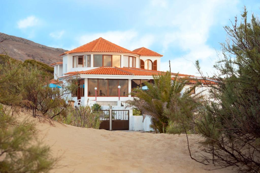 圣港Theresia's的海滩上一座带橙色屋顶的房子