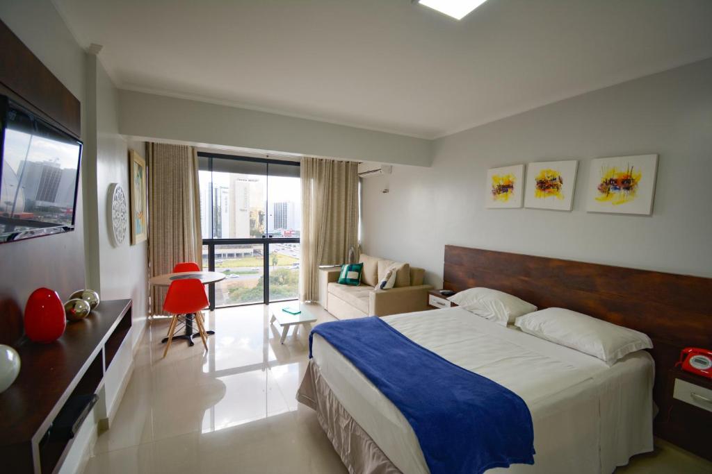 巴西利亚Garvey Park Hotel的一间卧室设有一张大床和一个大窗户