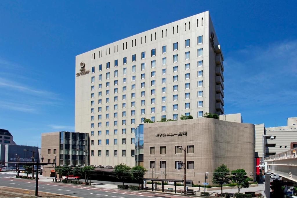 长崎新长崎酒店的一座位于城市中心的白色大建筑