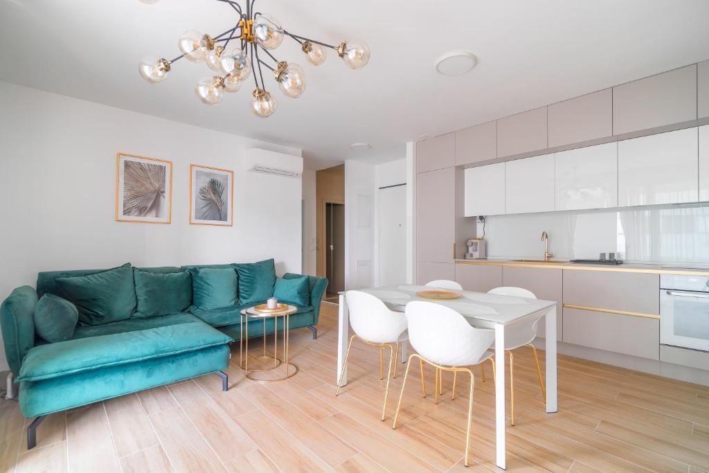 斯普利特Golden Luxury Apartment的客厅配有蓝色的沙发和桌子