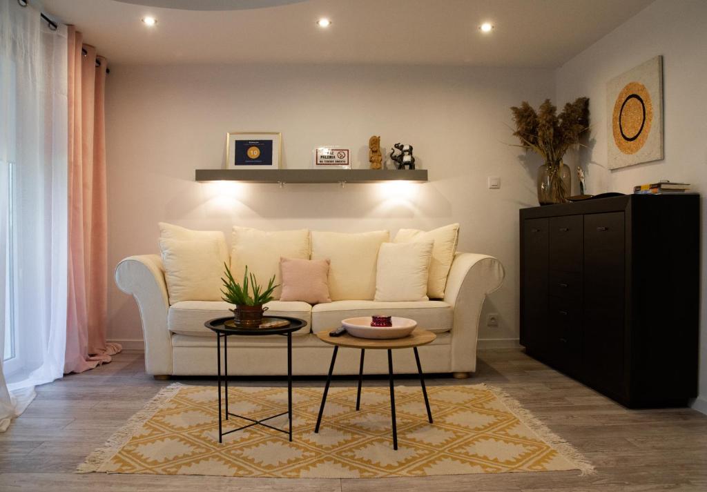 萨诺克Apartament Sobieski的客厅配有白色的沙发和桌子