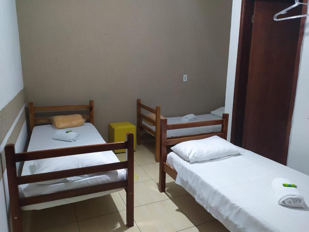 圣保罗豪斯佩达利亚伊皮兰加旅馆的一间客房内配有两张床的房间