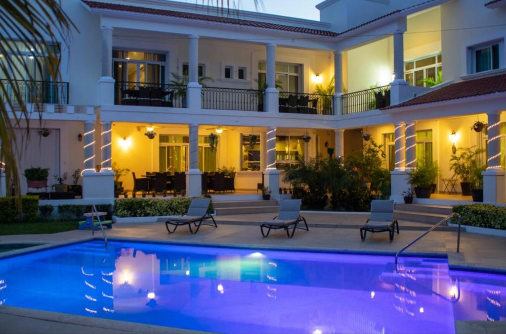 科苏梅尔Villa Segovia的夜间带游泳池的别墅