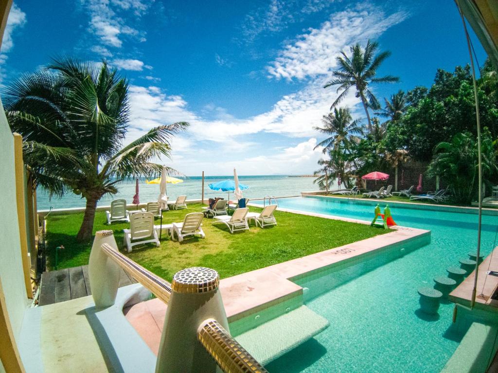 班泰神曲海滩度假酒店的海景游泳池