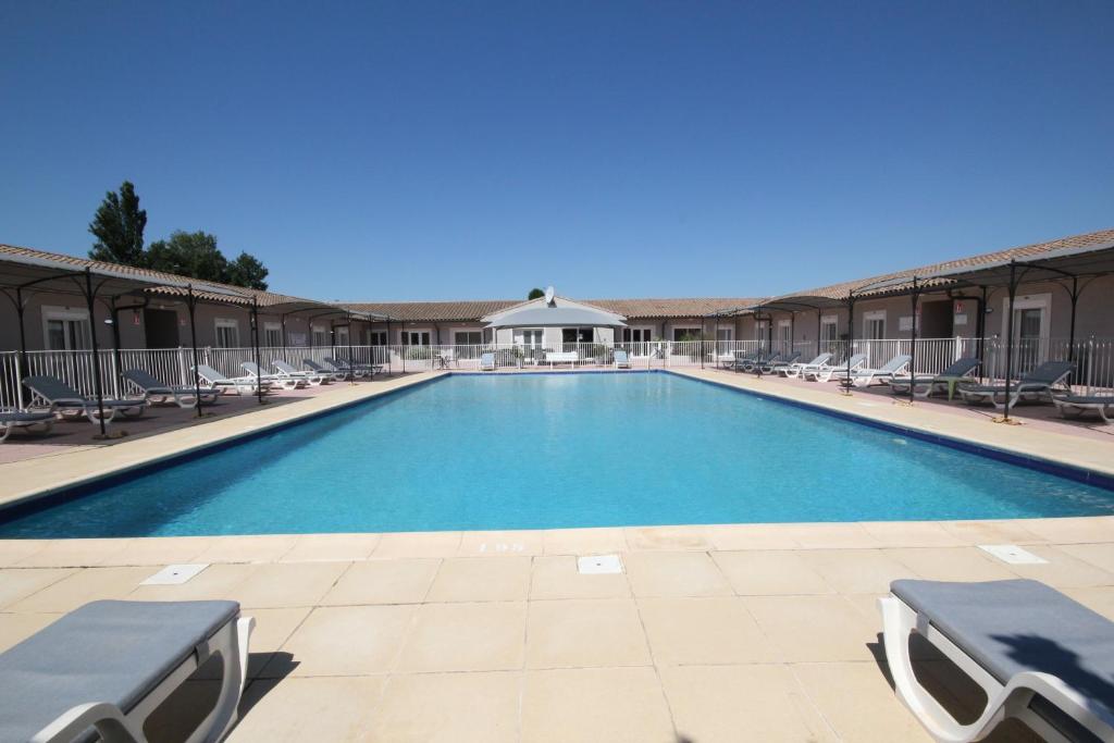 勒托尔圣路易斯酒店的度假村内带躺椅的大型游泳池
