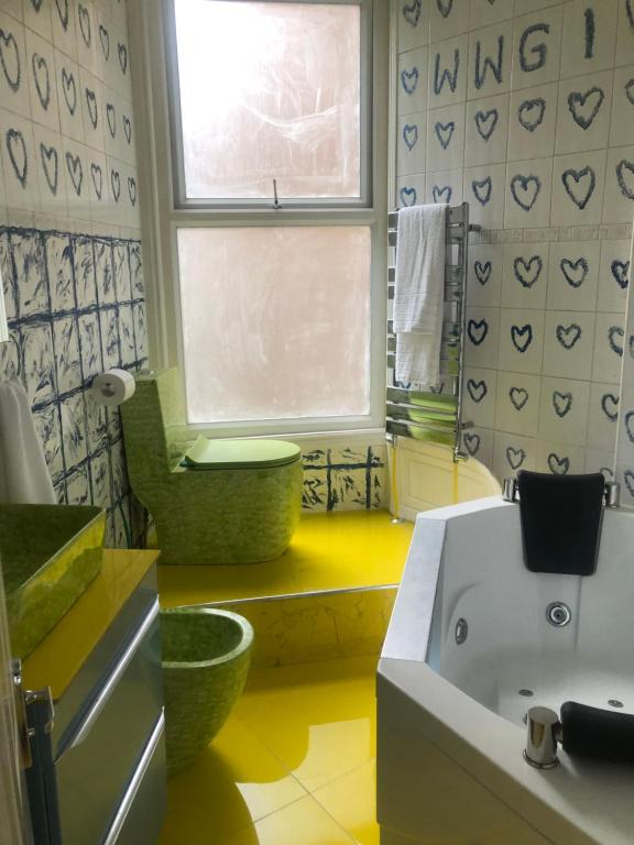 伦敦Ziggla Luxury Apartments的带浴缸、水槽和窗户的浴室
