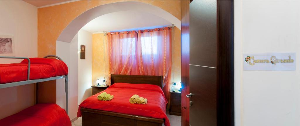 BoianoB&B Bovianum的一间卧室配有两张双层床,铺有红色床单