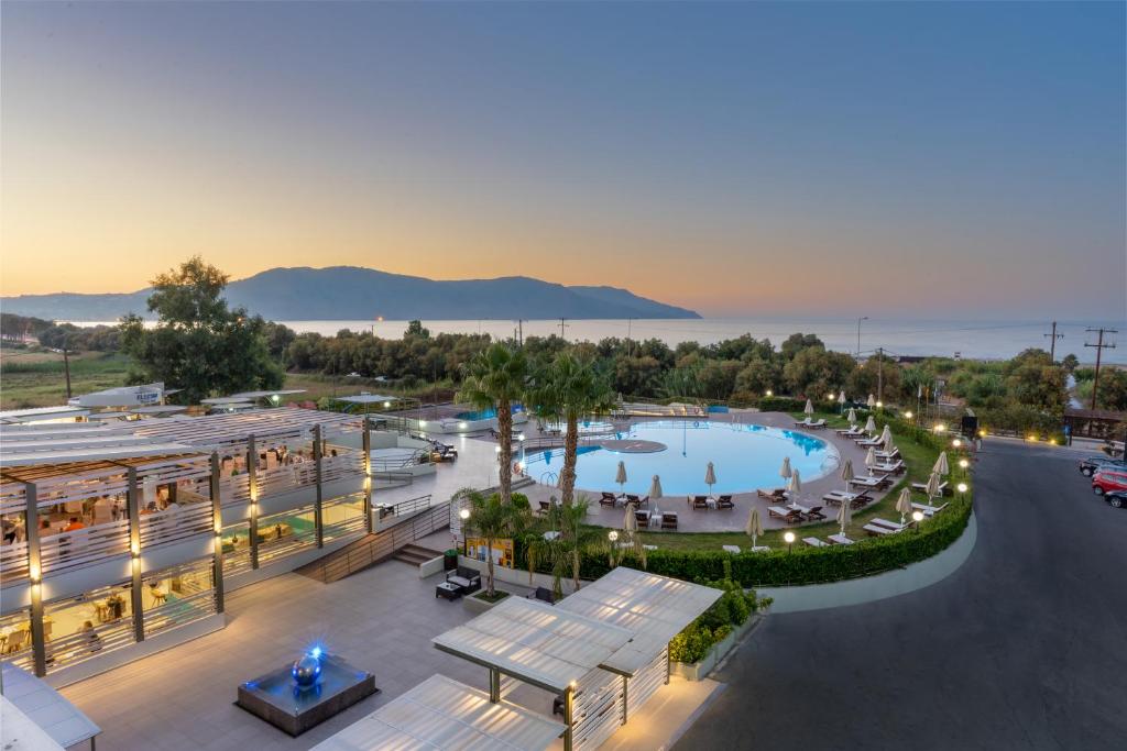 耶奥伊乌波利斯Georgioupolis Resort & Aqua Park的享有带游泳池的度假村的顶部景致