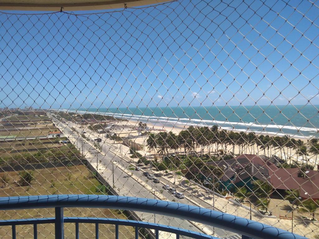 福塔莱萨BEACH VILLAGE PRAIA DO FUTURO 904NORTE的阳台设有围栏,享有海滩美景。