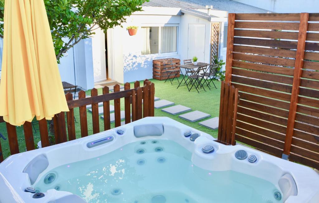 加亚新城Porto Garden Villas | Downtown的后院的热水浴池,带围栏