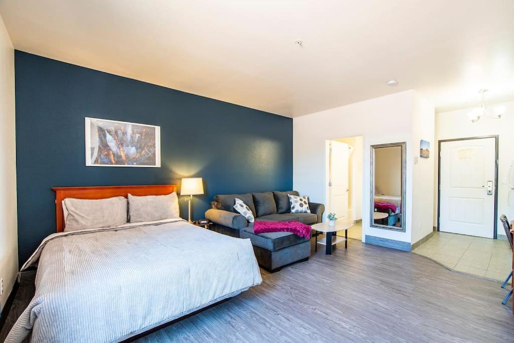 谢拉维斯塔Vistas 115 - Modern Luxury amenities sleeps 4的一间卧室配有一张床和一张沙发