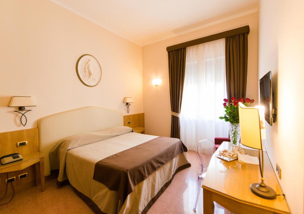 特拉帕尼阿尔贝戈鲁索酒店的酒店客房设有床和窗户。