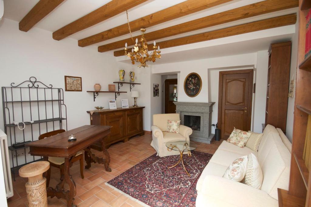 维泰博Il Gallo Nero的客厅配有沙发和桌子