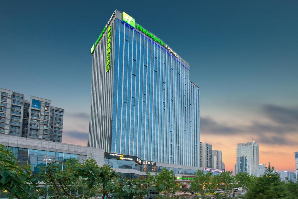 济南济南高新智选假日酒店的上面有绿色标志的高楼