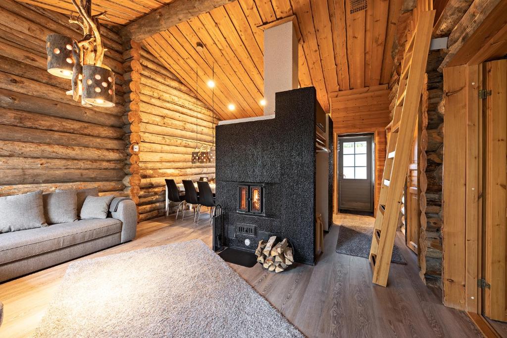 鲁卡UnelmaRepo的小木屋内带壁炉的客厅