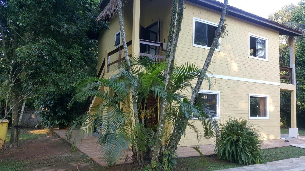 博西坎加Vila da Praia的前面有棕榈树的房子