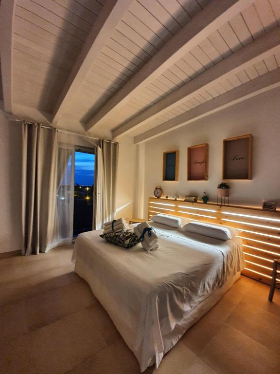 孔韦尔萨诺LA TERRAZZA DI PUGLIA的一间卧室设有一张大床和一个大窗户