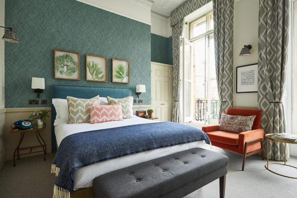 伦敦Lime Tree Hotel的一间卧室配有一张大床和一把椅子