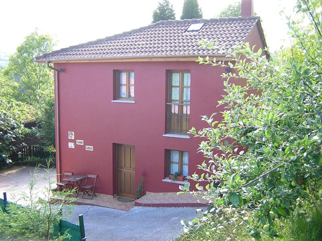 CamocaCasa Lolo de Villaviciosa的红色的房子,有两个窗户和门