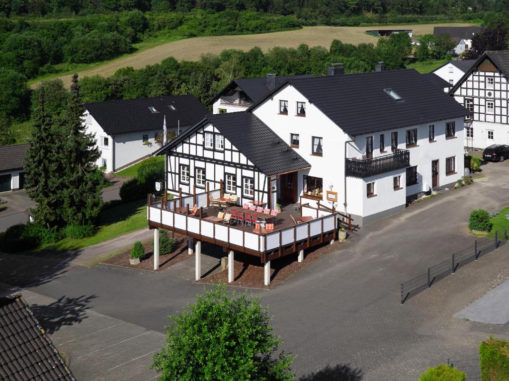 德罗尔斯哈根霍贝尔酒店的享有白色大房子的空中景致