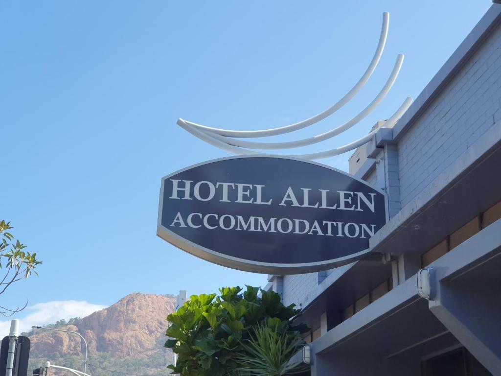 汤斯维尔阿伦酒店的大楼上旅馆联盟的标志