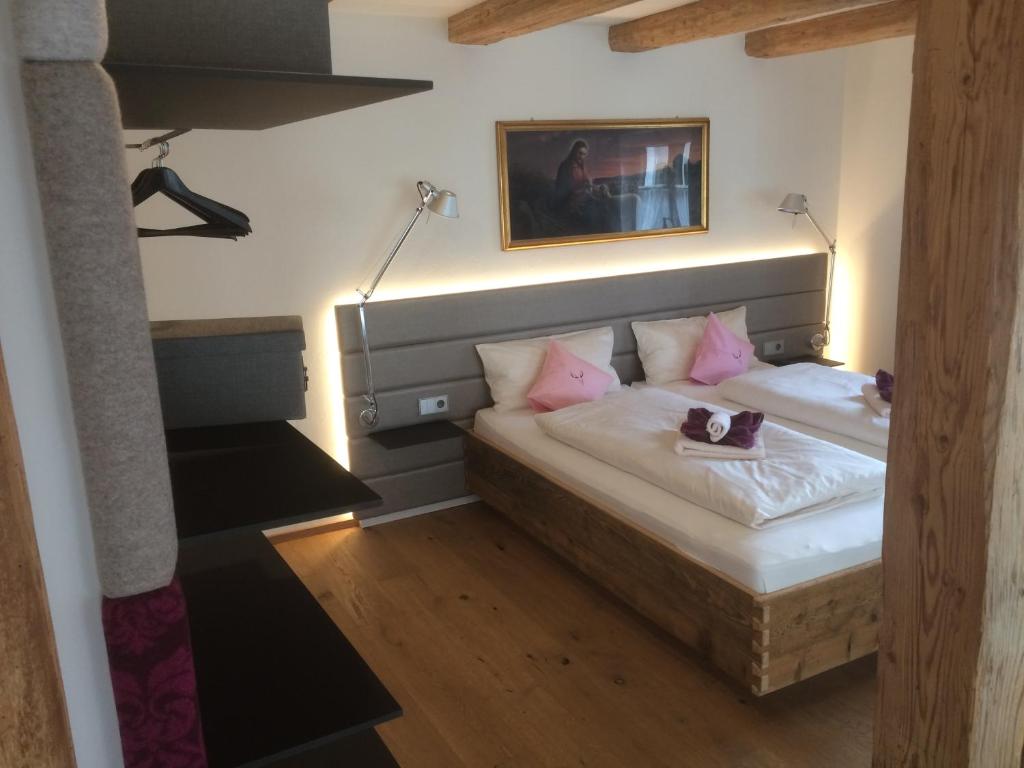 沙伊代格祖母希尔斯琴酒店的一间卧室配有两张带粉红色枕头的床