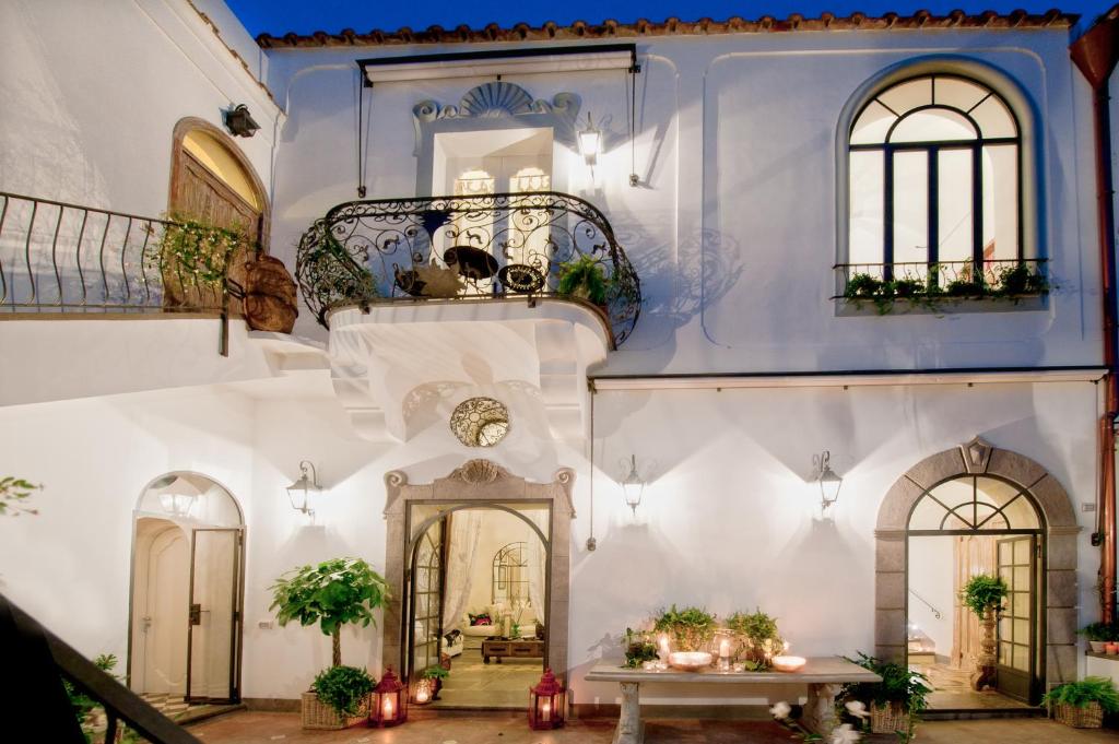 波西塔诺卡萨布奥诺考酒店的一座拥有蓝色和白色墙壁的建筑,以及楼梯