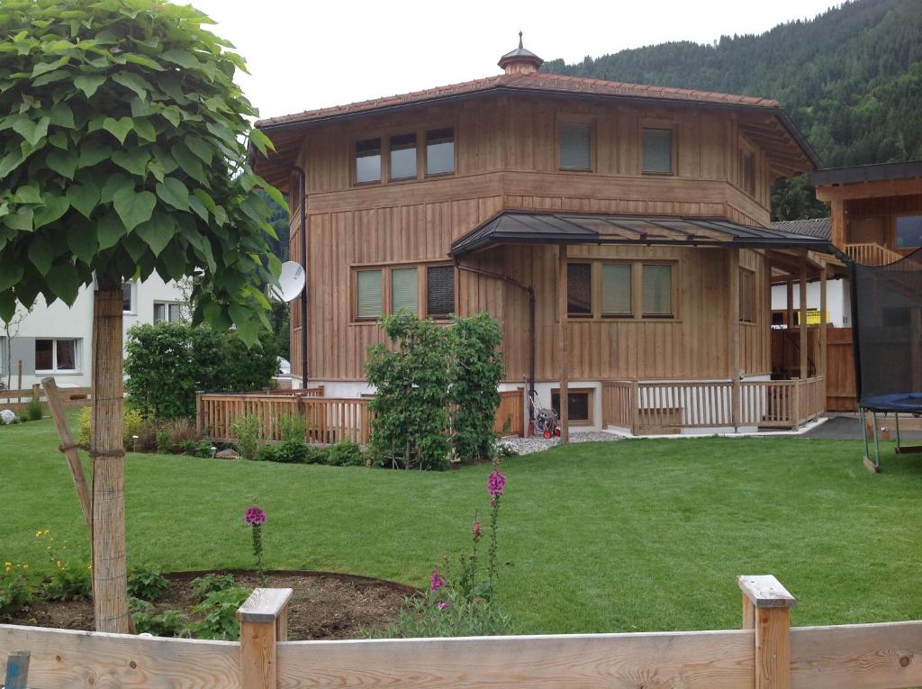 伊特尔Ferienhaus Oktogon的一座大型木屋,前面有一个院子