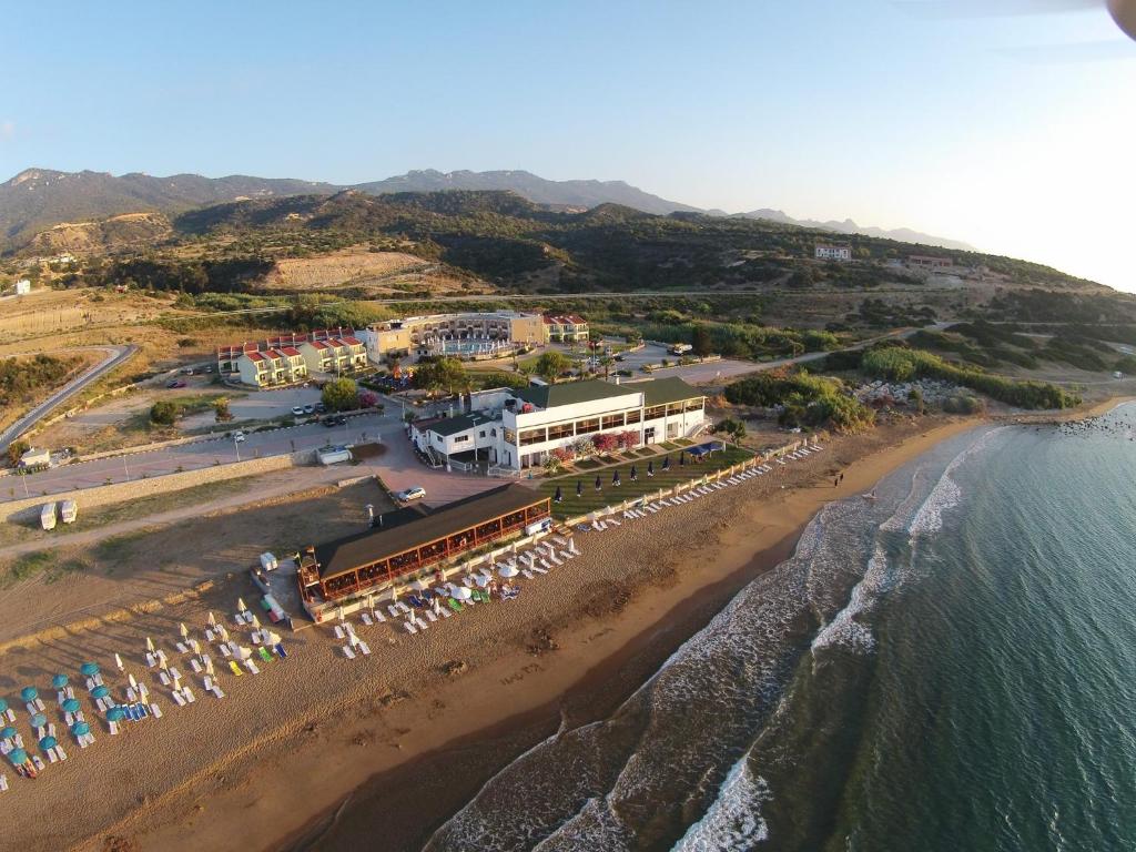 法马古斯塔Kaplica Hotel的享有海滩空中美景和度假胜地