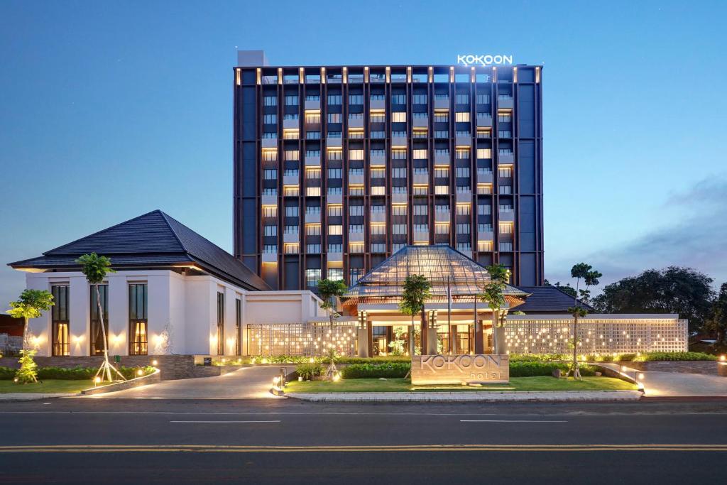 外南梦Kokoon Hotel Banyuwangi的建筑背景中的酒店 ⁇ 染