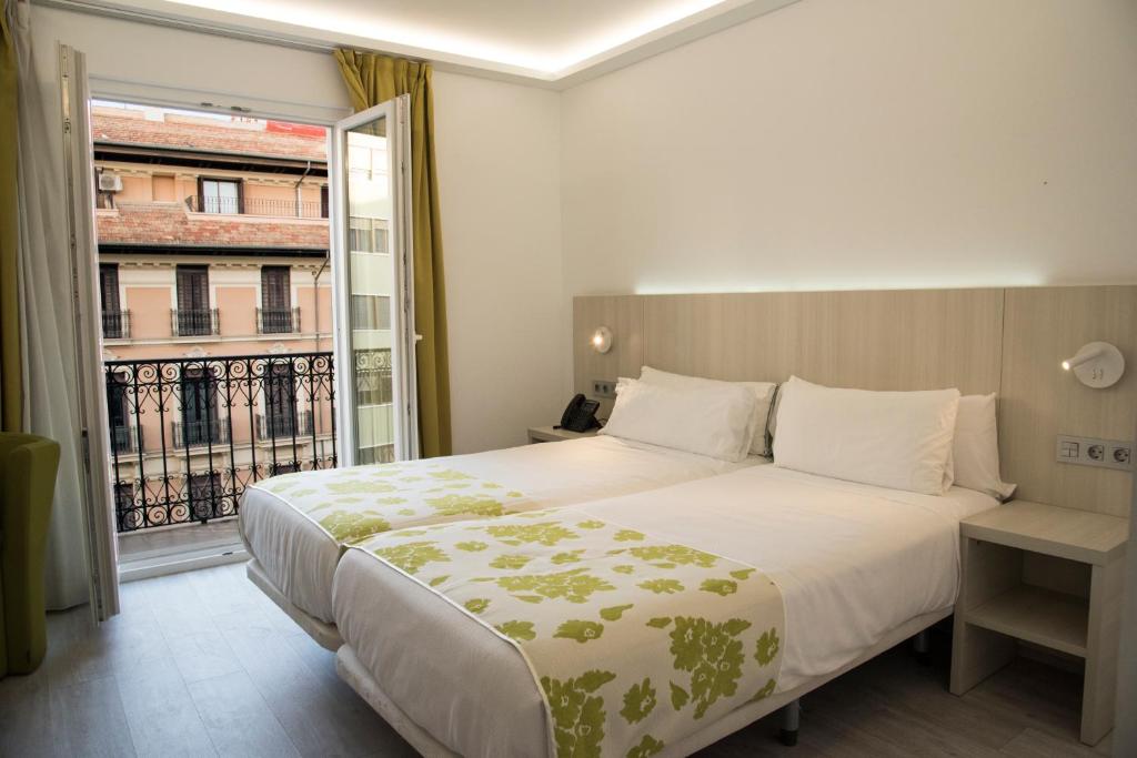 阿利坎特Rambla Alicante Contactless的一间卧室设有一张大床和一个大窗户