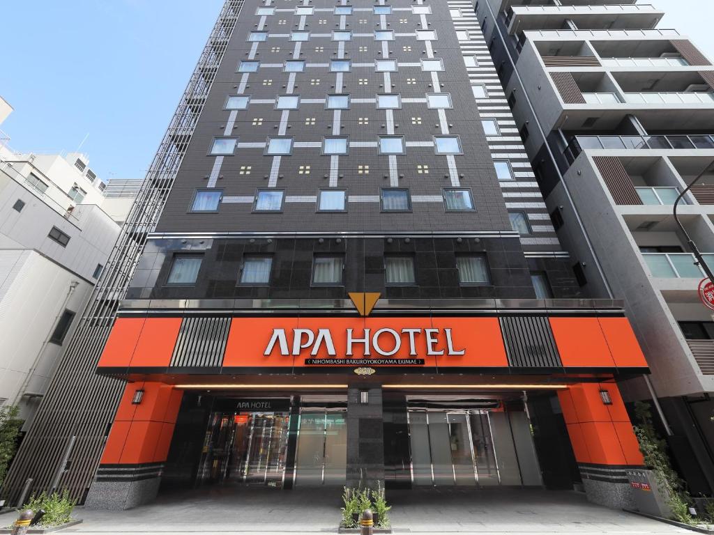 东京APA Hotel Nihombashi Bakuroyokoyama Ekimae的公寓大楼前方设有一家阿良酒店