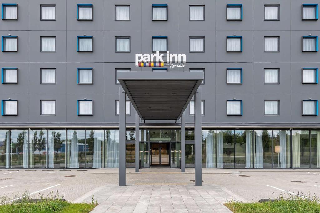 维尔纽斯Park Inn by Radisson Vilnius Airport Hotel & Conference Centre的一座带有公园标志的建筑