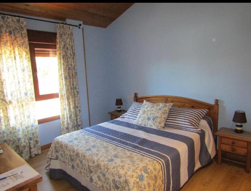 ValdepiélagosCasa Rural San Isidro的一间卧室设有一张床和一个窗口